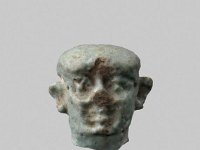 Aeg F 96  Aeg F 96, Spätzeit?, Kopf des Patäke, Helle Fayence, H 1,6 cm, B 1,4 cm, T 1,8 cm : Bestandskatalog Ägypten, Museumsfoto: Claus Cordes